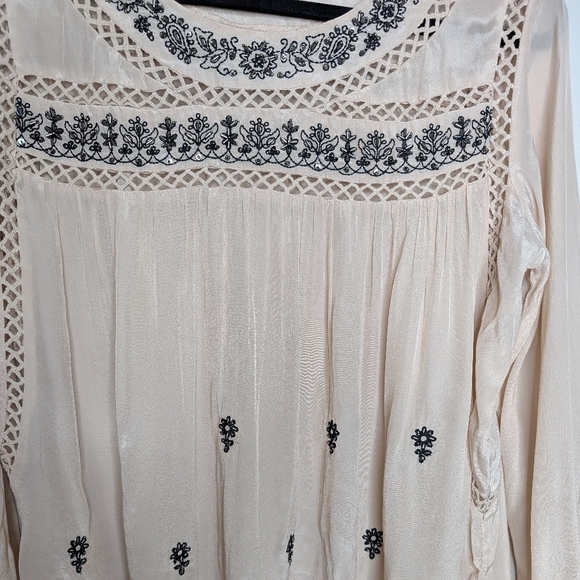 Label Ritu Kumar Flowy Cream Top With Black Beading sz L - Picture 3 of 10
